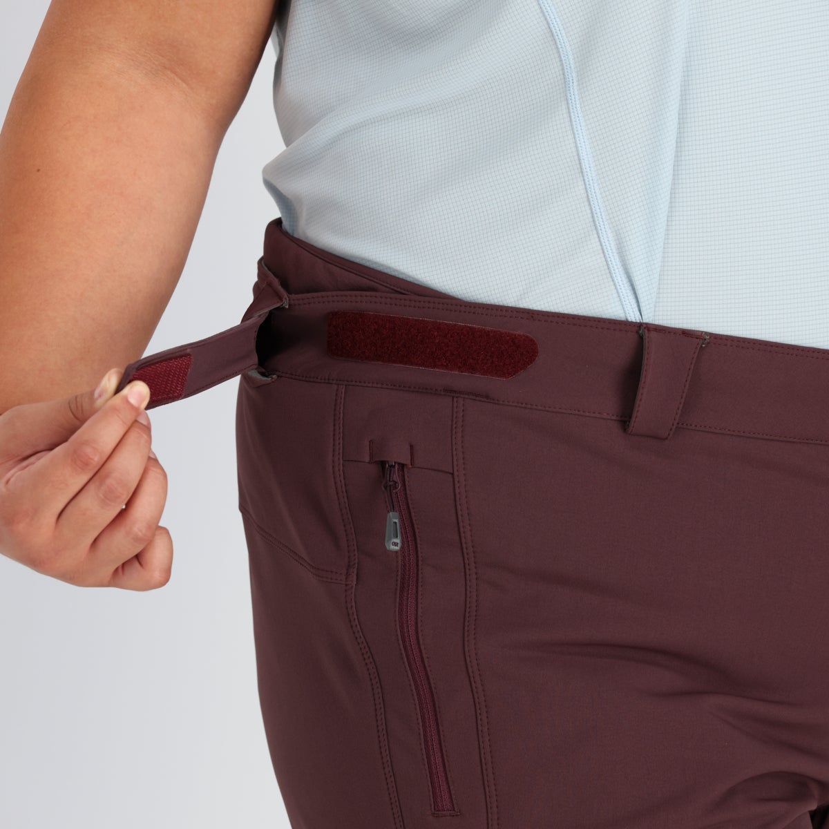 00 :: Adjustable Waistband / Easily adjustable waistband can be worn tight to seal out weather, or loosened up to accommodate multiple layers.