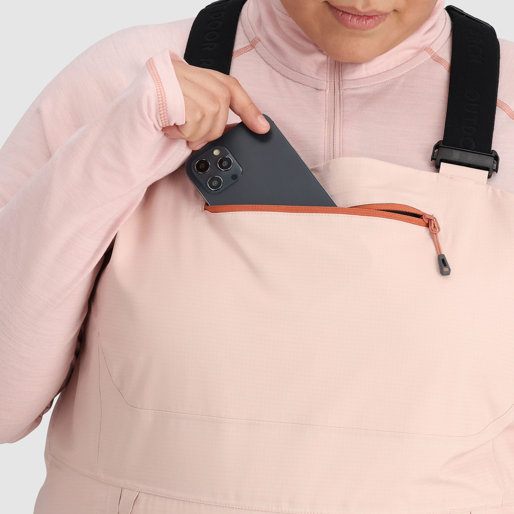 B3 :: Center Front Zip / At-hand items stay within easy reach in this pocket, large enough for a pair of liner gloves and oriented to hold your phone safely and securely.
