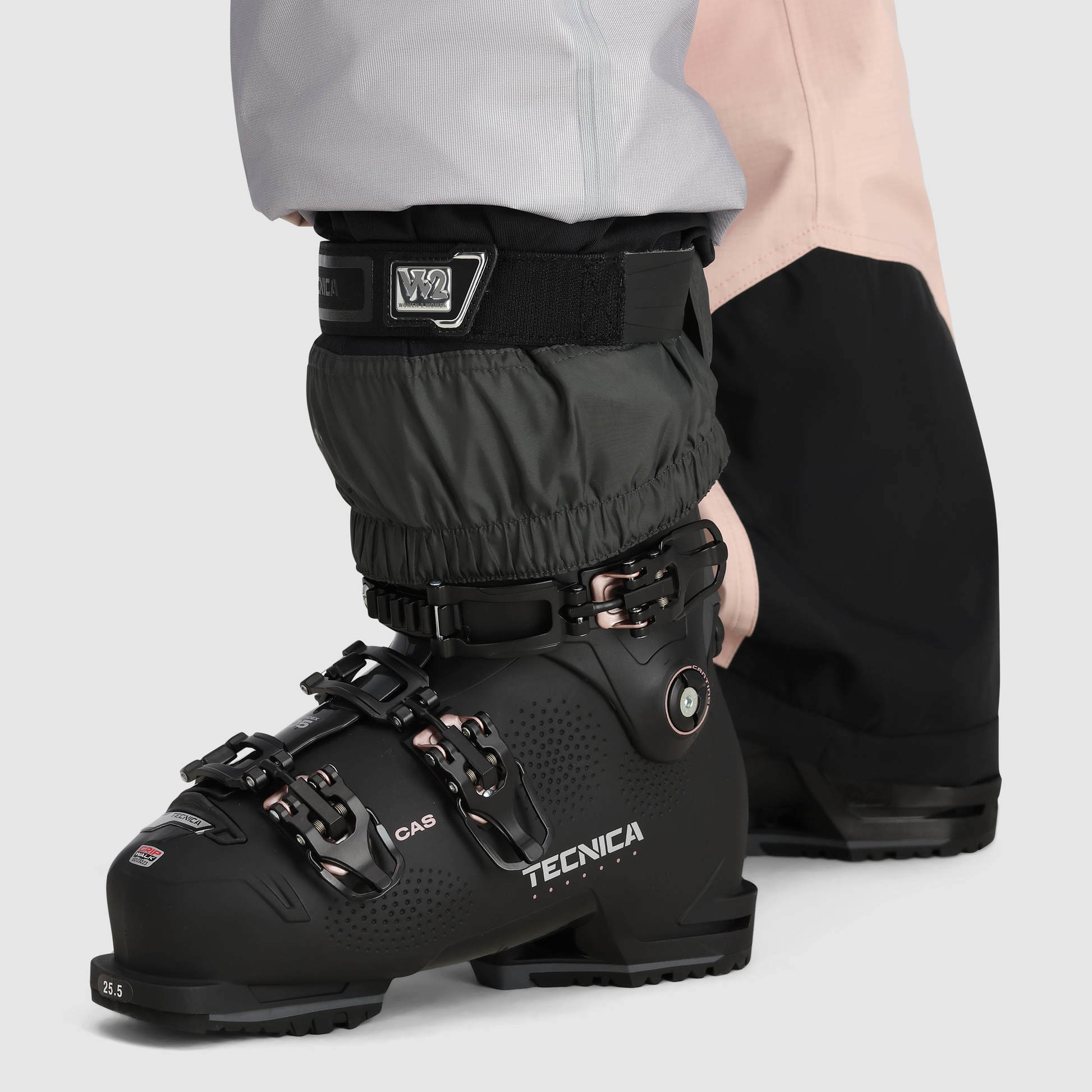 B5 :: Powerstrap Slot / Secure the power strap of your ski boots through this specially-designed slot in the gaiter, tightening your boot without having to adjust the gaiter.