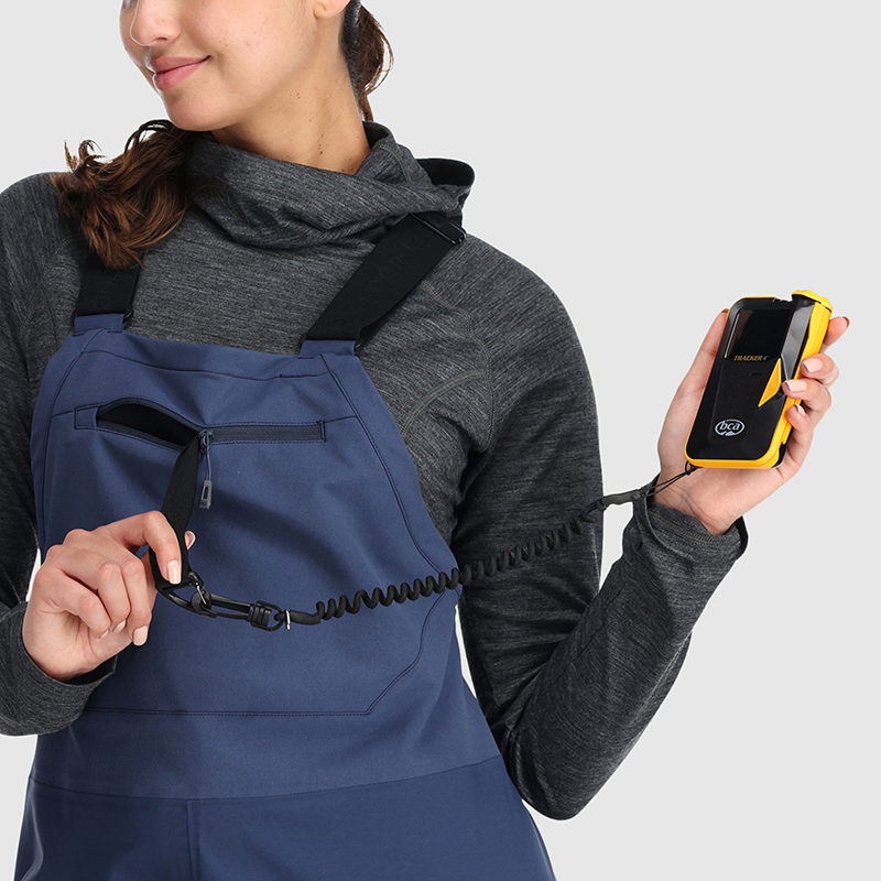 00 :: Beacon Pocket / Keep your avalanche beacon secure with this specially-designed pocket for comfort, closeness, and safety.