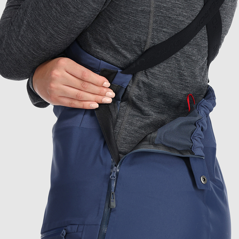 00 :: Side Zip Entry / Easily slip on your bibs using a side entry that ensures a comfortable fit while skiing and riding.