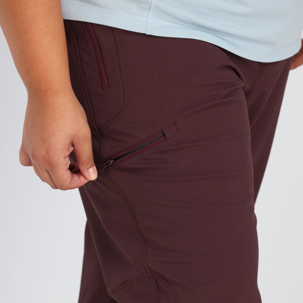 00 :: Front Pocket / Keep your essential items close at hand with this easily-accessible pocket.