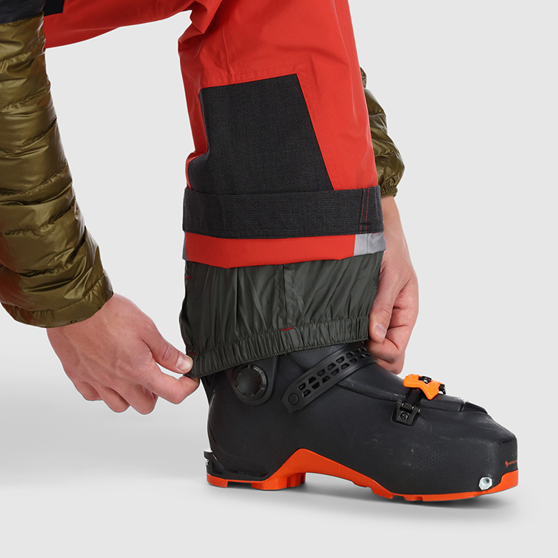 00 :: Snow Gaiter / Keep snow out of your boots and pant legs with these built-in durable, stretchy snow gaiters.