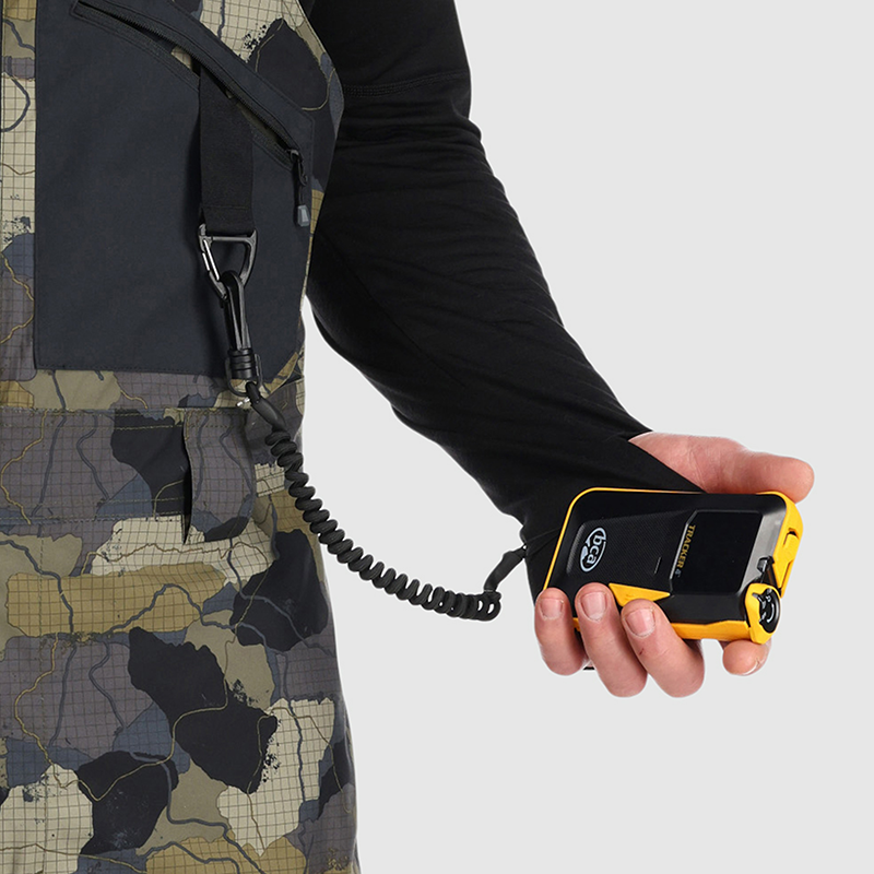 00 :: Beacon Pocket / Keep your avalanche beacon secure with this specially-designed pocket for comfort, closeness, and safety.