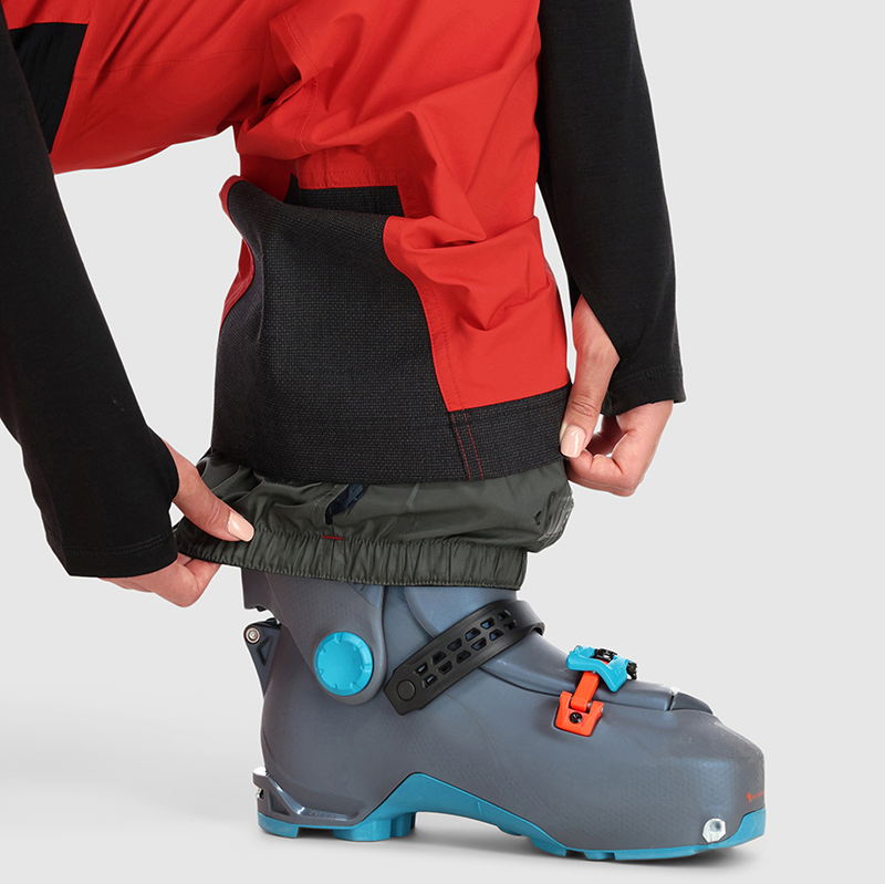 00 :: Snow Gaiter / Keep snow out of your boots and pant legs with these built-in durable, stretchy snow gaiters.