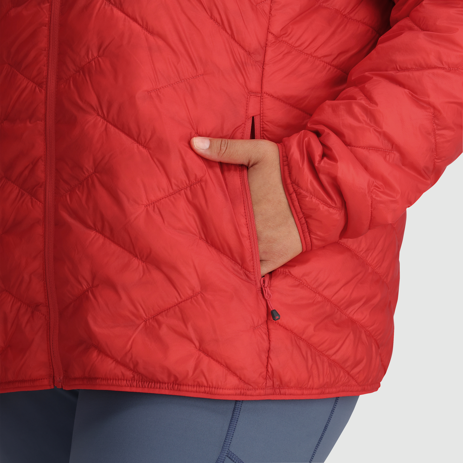 B3 :: Front Pocket / Keep your essential items close at hand with this easily-accessible pocket.