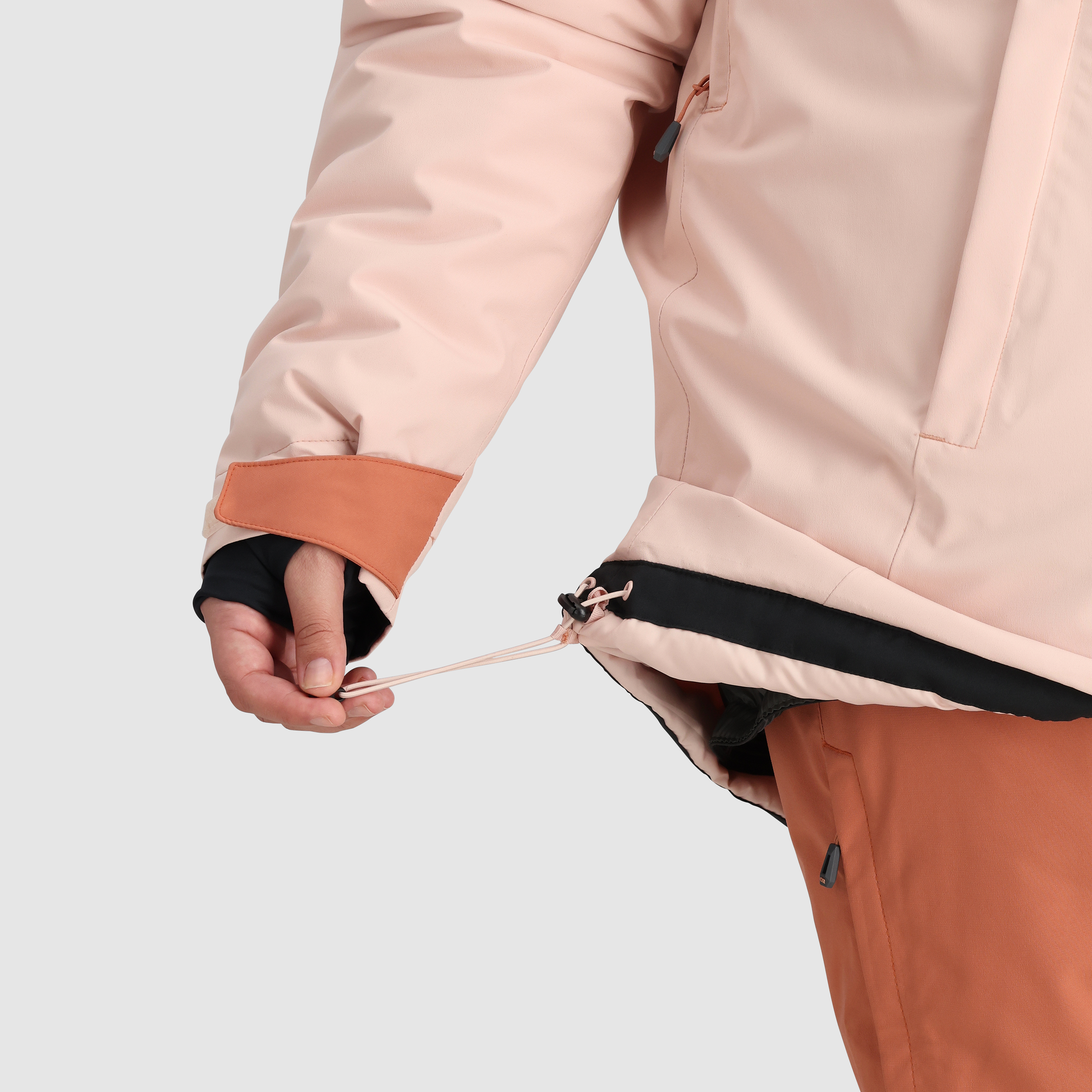 B9 :: Adjustable Drawcord Hem / Stash your gloves, electronics, and other valuables in these hidden pockets to keep them warm and close at hand.
